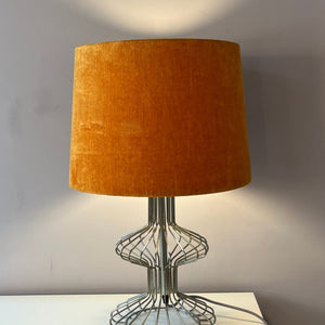 Tischlampe mit orangem Samtschirm