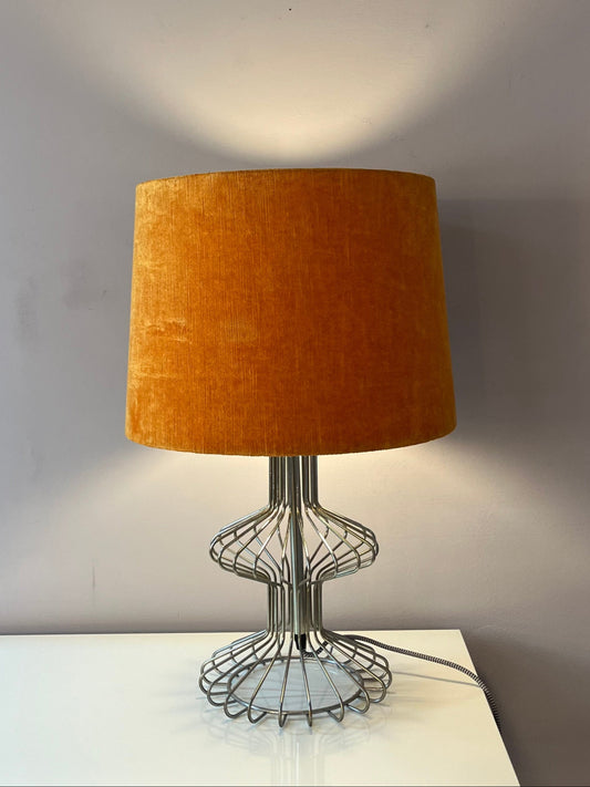 Tischlampe mit orangem Samtschirm