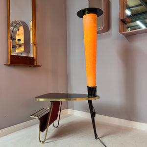 Tisch mit Stehlampe