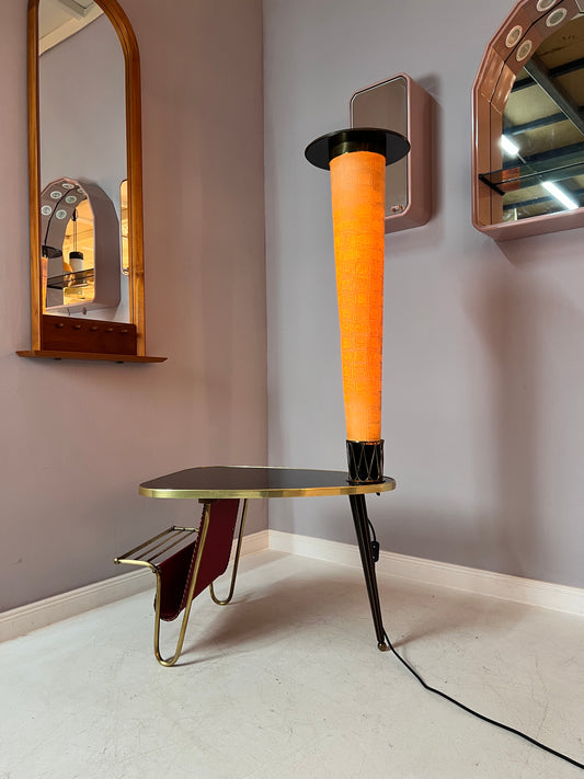 Tisch mit Stehlampe