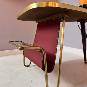 Tisch mit Stehlampe
