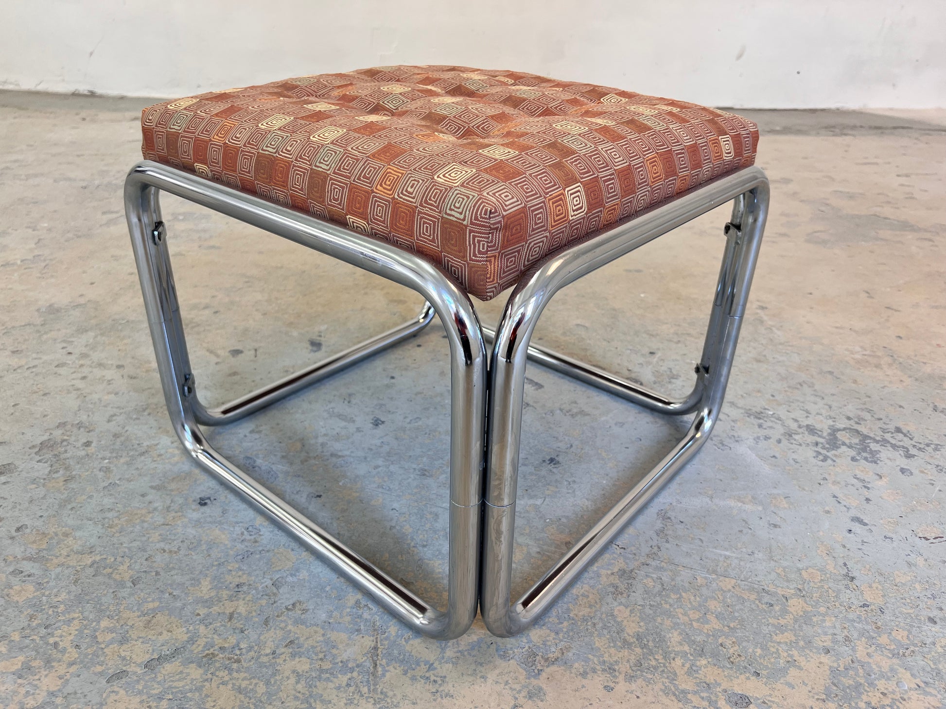 Hocker Chrom mit orange braunem Polster