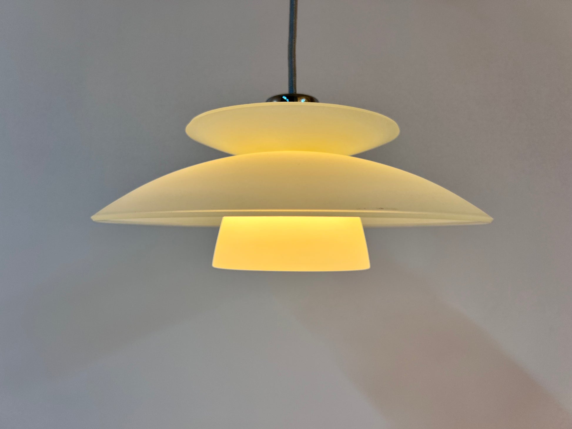 Lamellenlampe Milchglas Chrom aus Dänemark