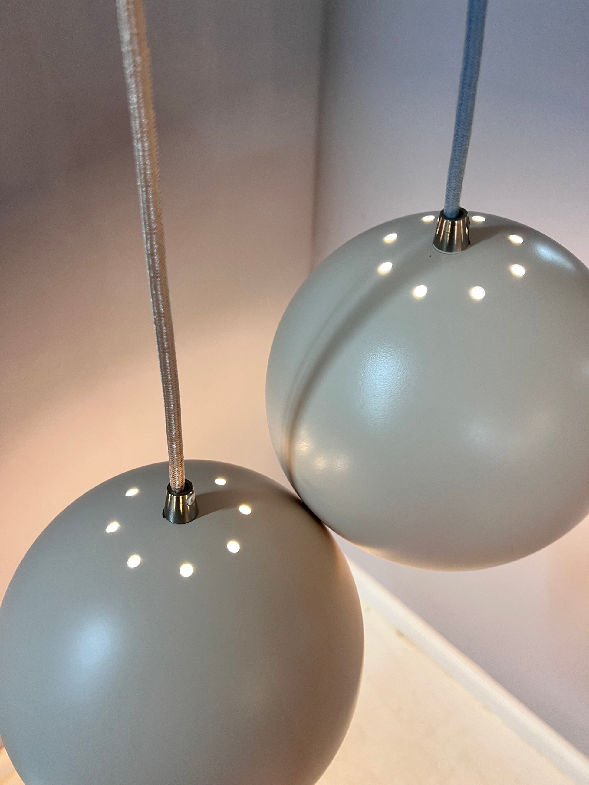 Set: 2x Kugellampe neu lackiert creme