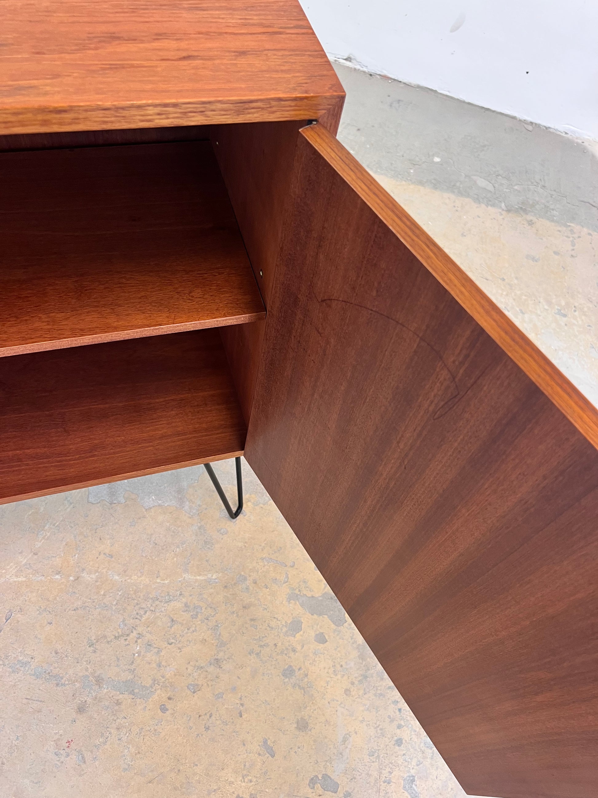 Schrank Teak auf Hairpinlegs