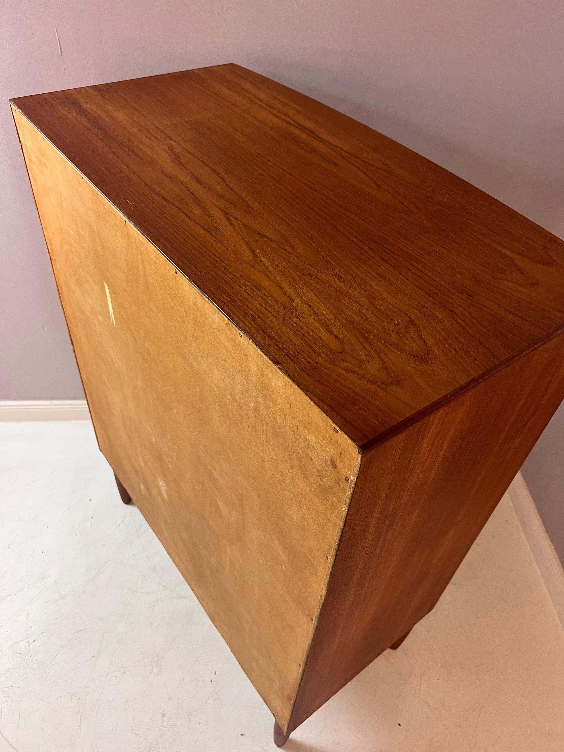 Kommode mit gerundeter Front Teak aus Dänemark