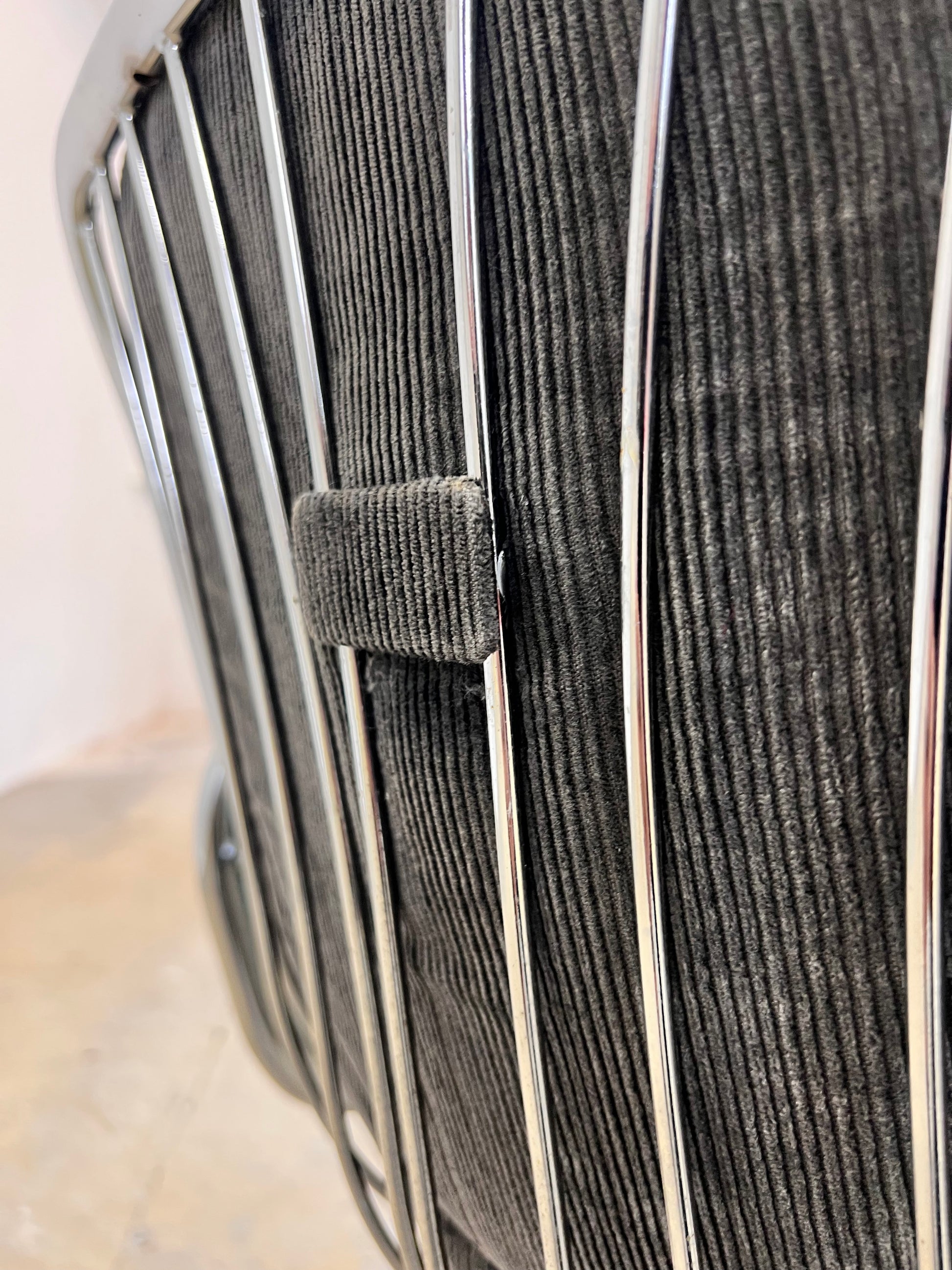 Freischwinger grau Cord Chrom von Gastone Rinaldi