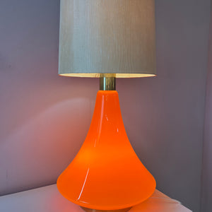 Bodenlampe orange Glas mit leuchtendem Fuß