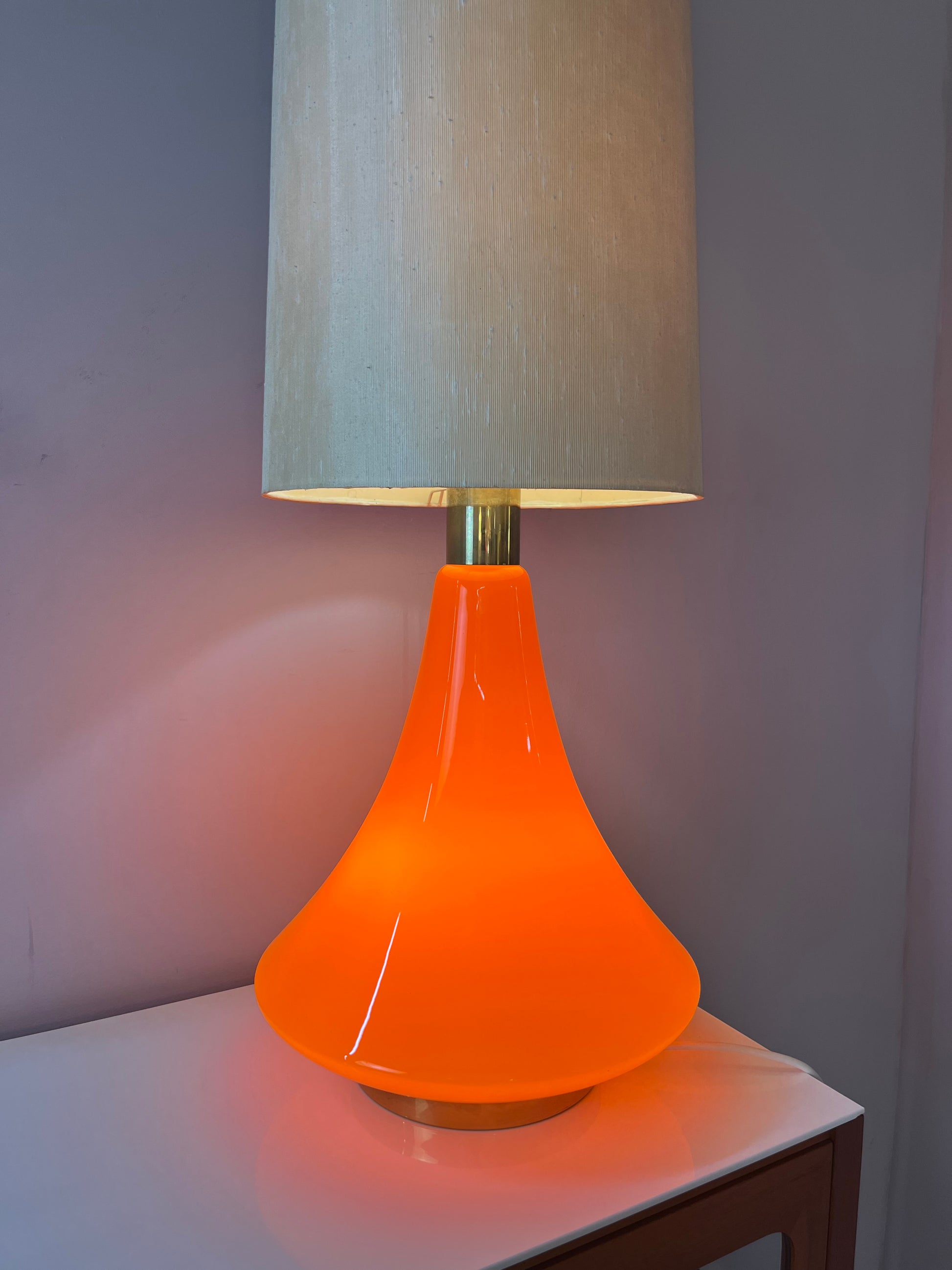 Bodenlampe orange Glas mit leuchtendem Fuß
