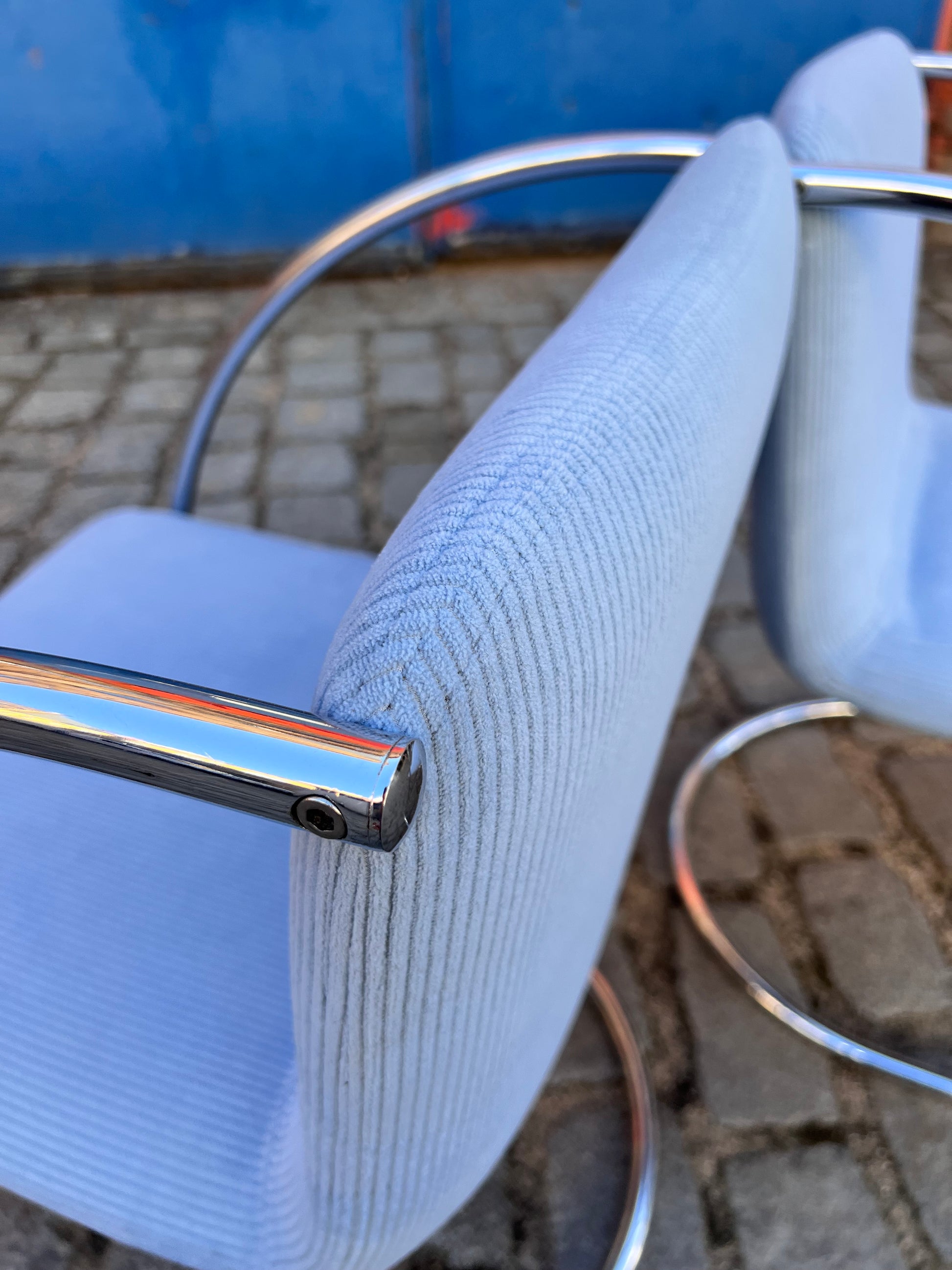 Freischwinger „Lens“ hellblau Cord & Chrom von Giovanni Offredi für Saporiti Italia