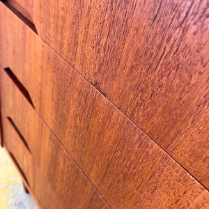 Kommode Teak mit eingelassenen Griffen aus Dänemark