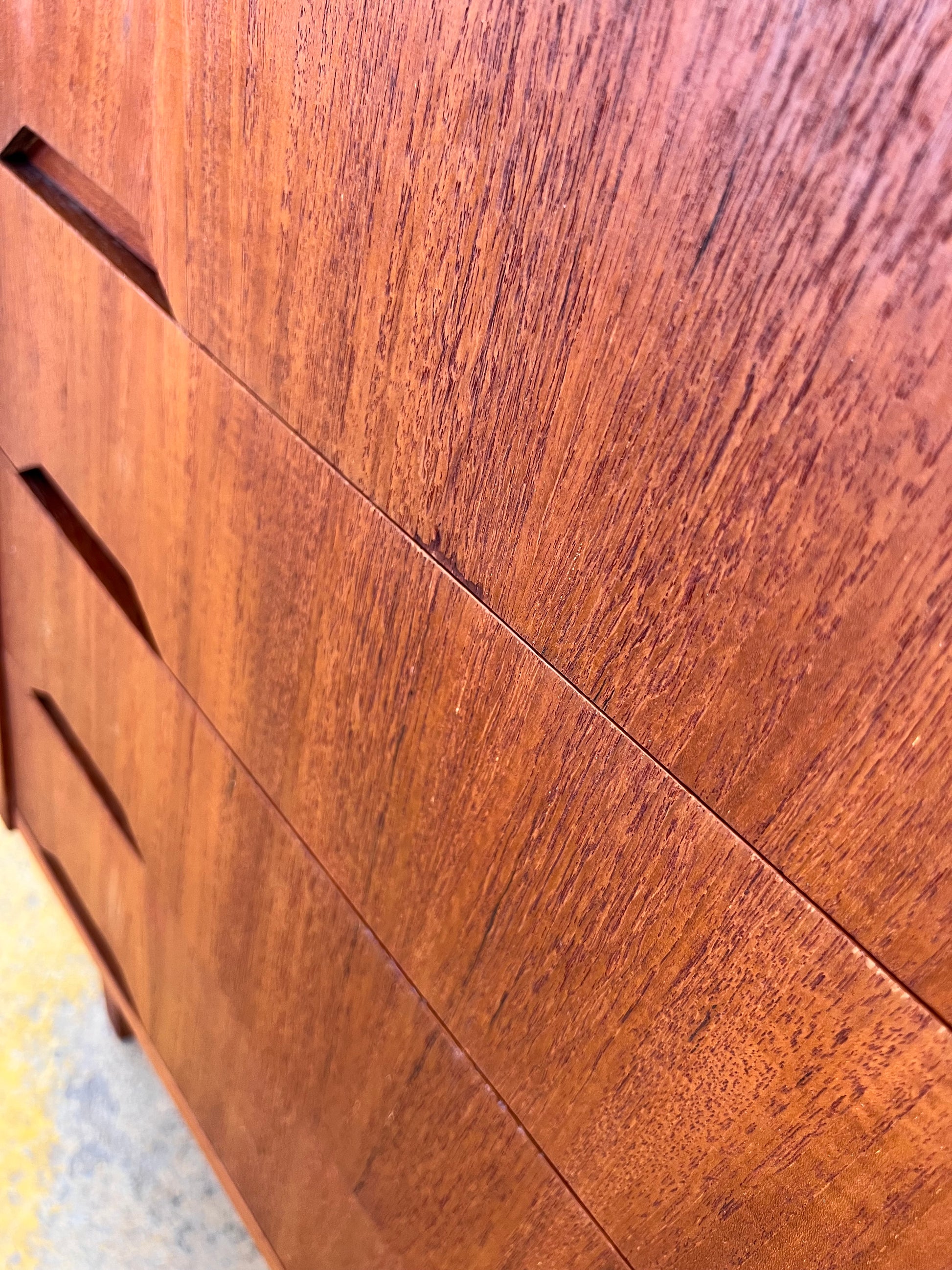 Kommode Teak mit eingelassenen Griffen aus Dänemark