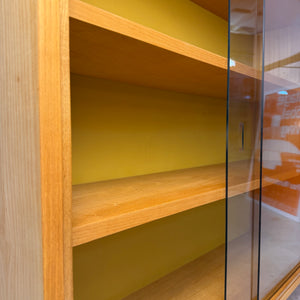 Vitrine Esche mit gelber Rückwand & neuen Chromfüßen von Hellerau