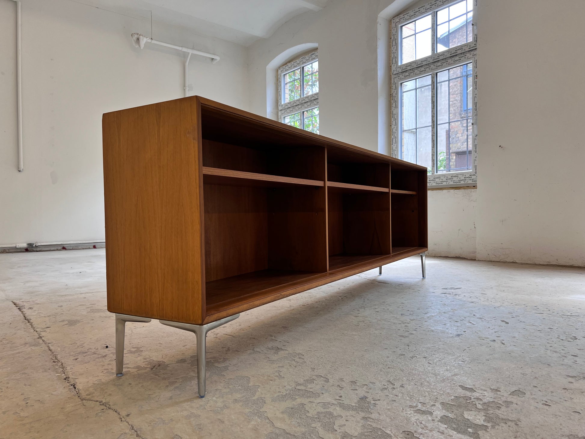 Sideboard Regal Nussbaum mit neuen Chromfüßen
