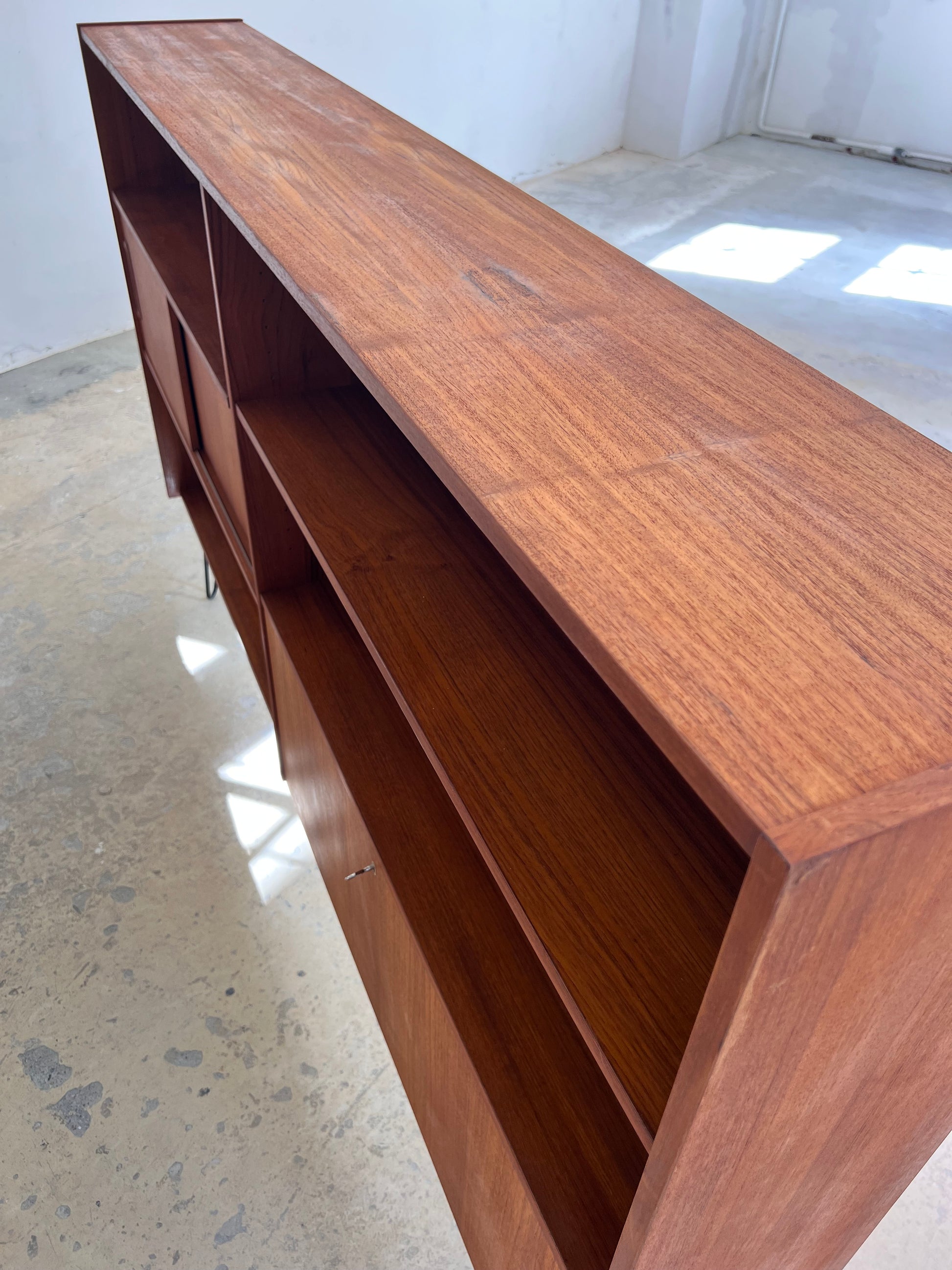 Regal auf Hairpinlegs aus Dänemark