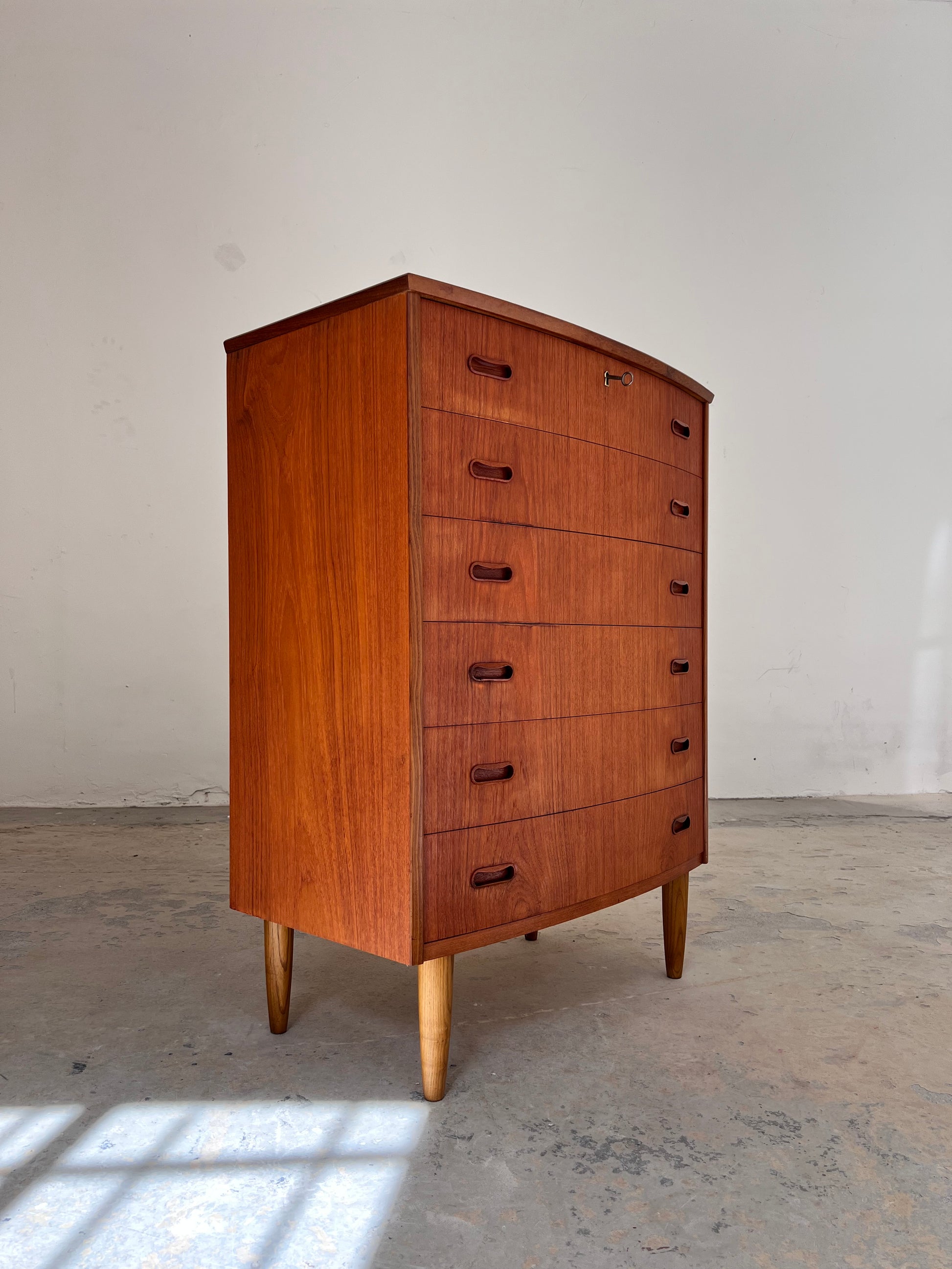 Halbrunde Kommode Teak mit Schloss aus Dänemark