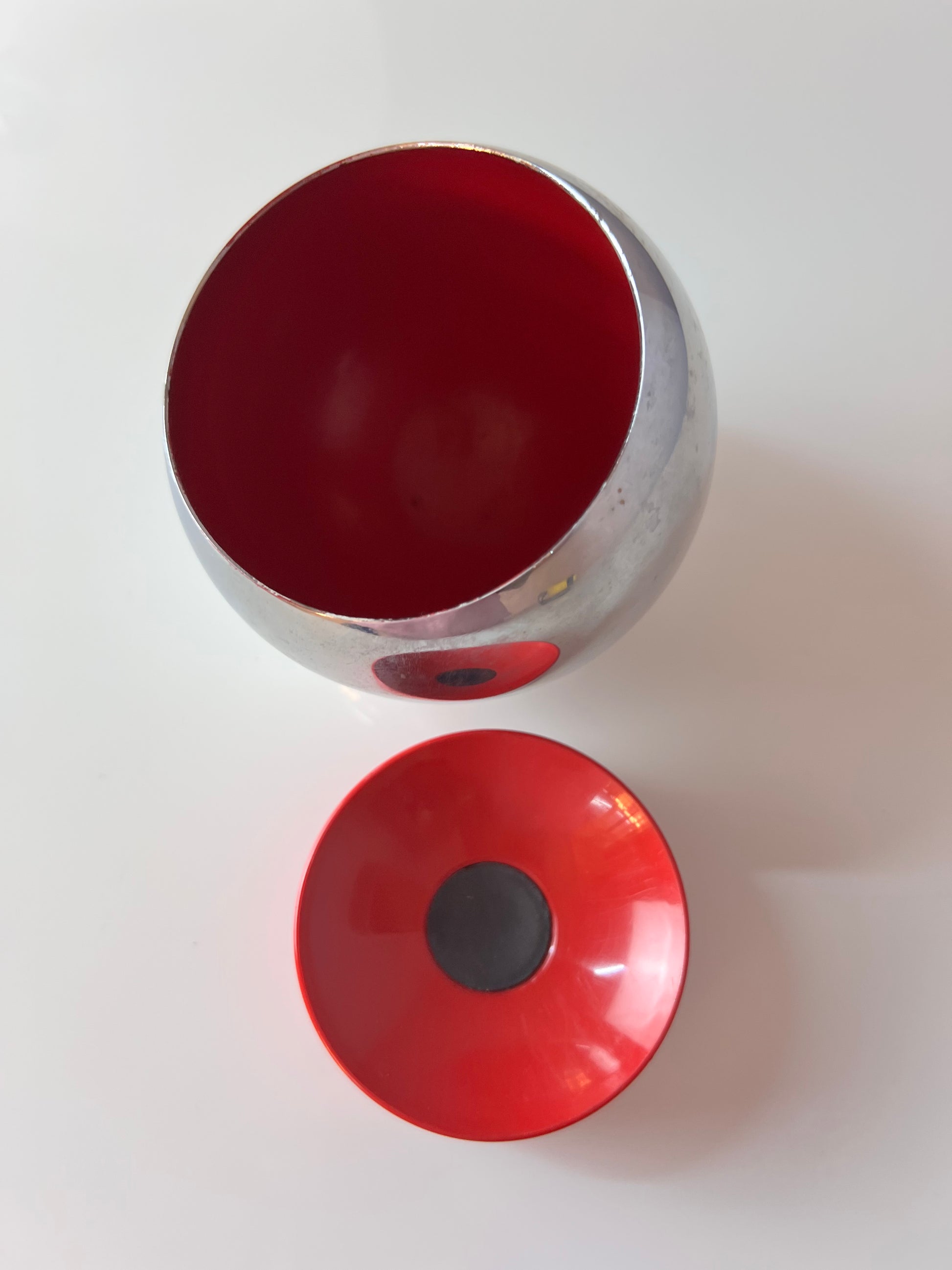 Kugelaschenbecher mit magnetischer Schale rot Chrom von Quist