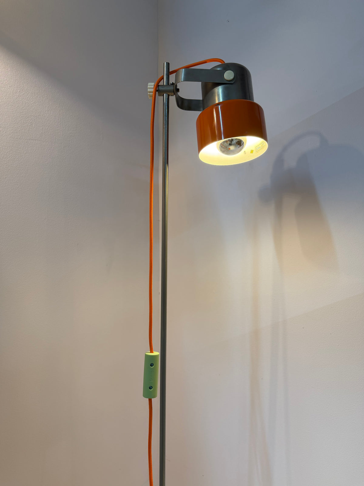 Stehlampe orange Chrom von AKA Werke