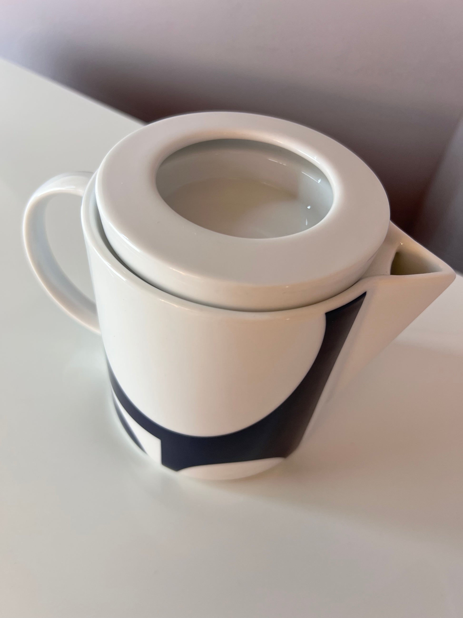 Teekanne dunkelblau weiß mit "Geometry 1" Print von Verner Panton für Menu