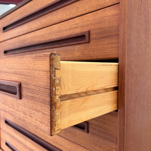 Kommode Teak mit eingelassenen langen Griffen aus Dänemark
