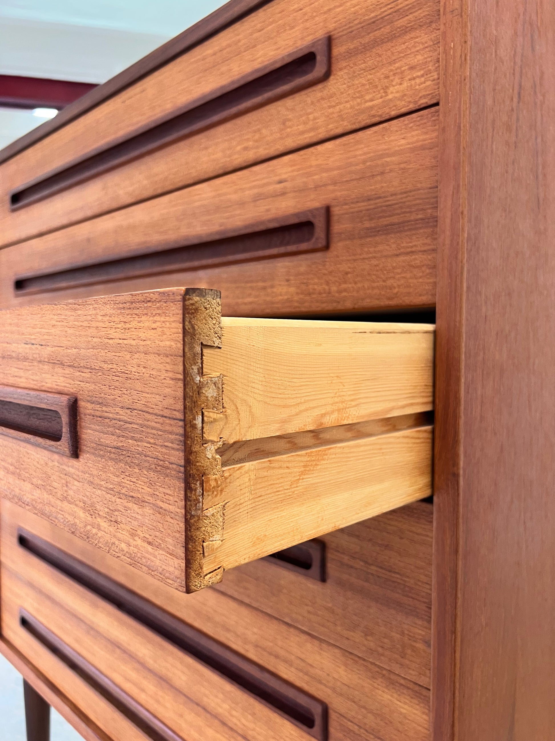 Kommode Teak mit eingelassenen langen Griffen aus Dänemark