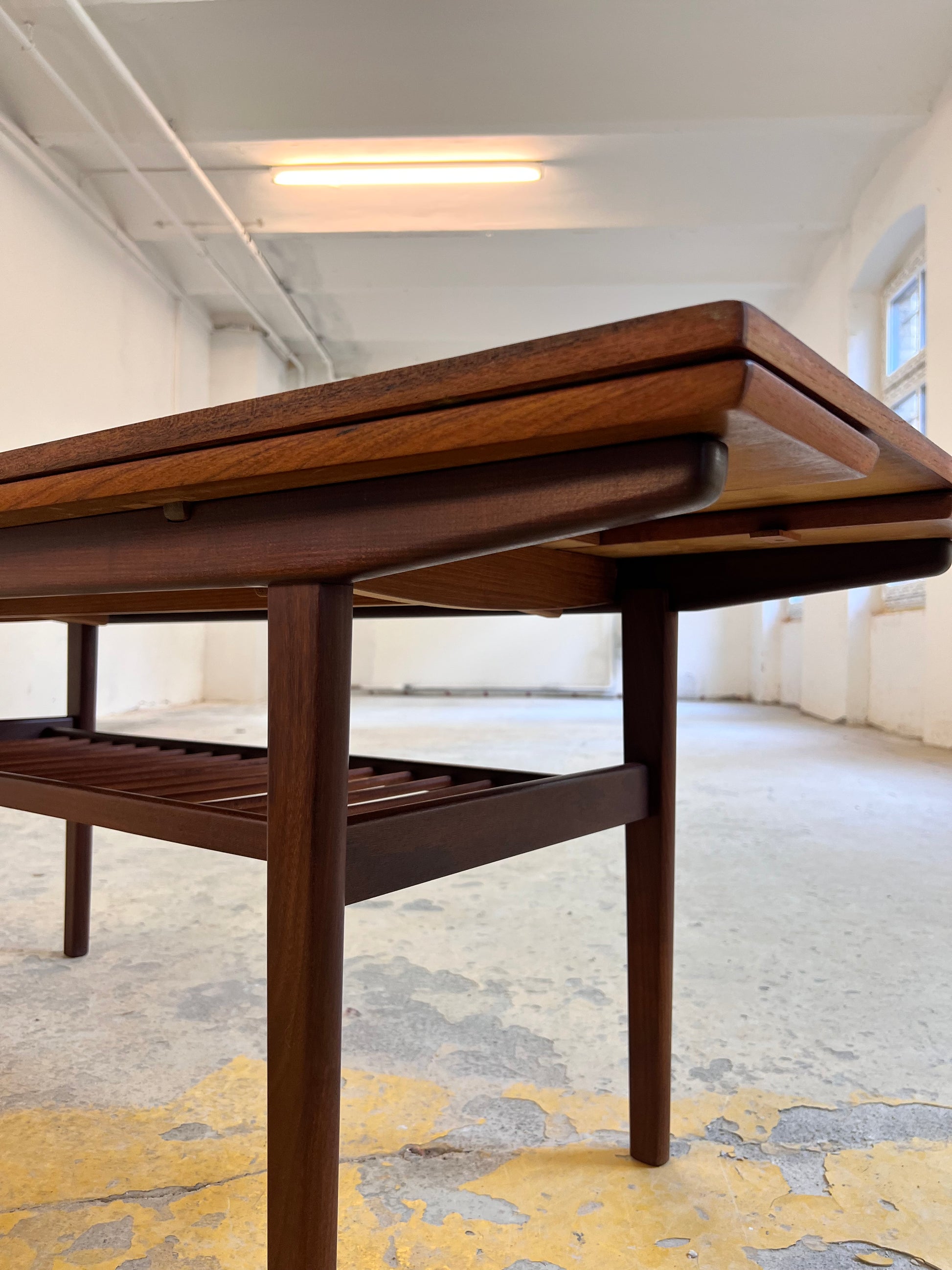 Ausziehbarer Couchtisch Teak mit Ablage