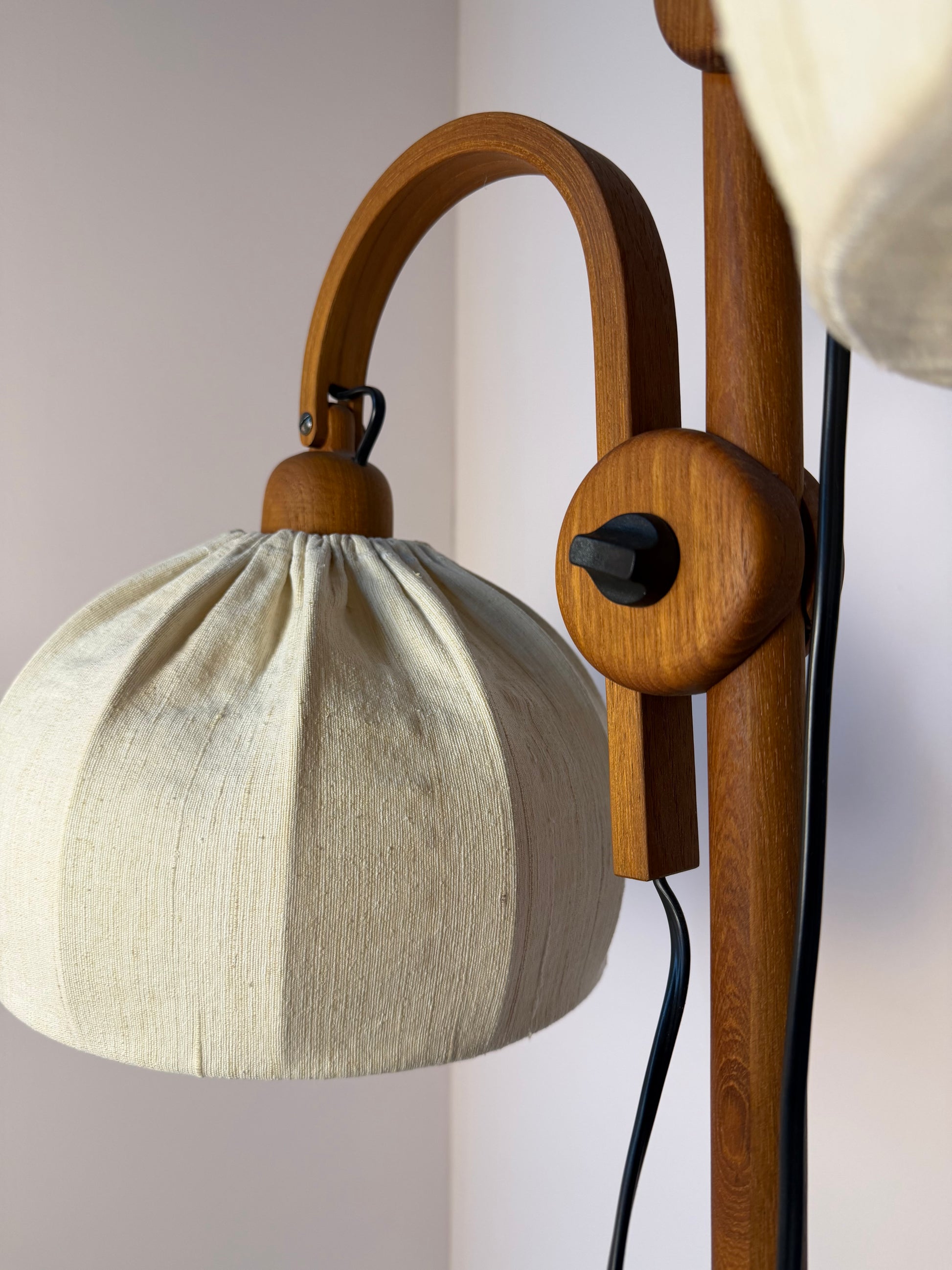 Stehlampe Maiglöckchen von Domus Teak und Rohseide