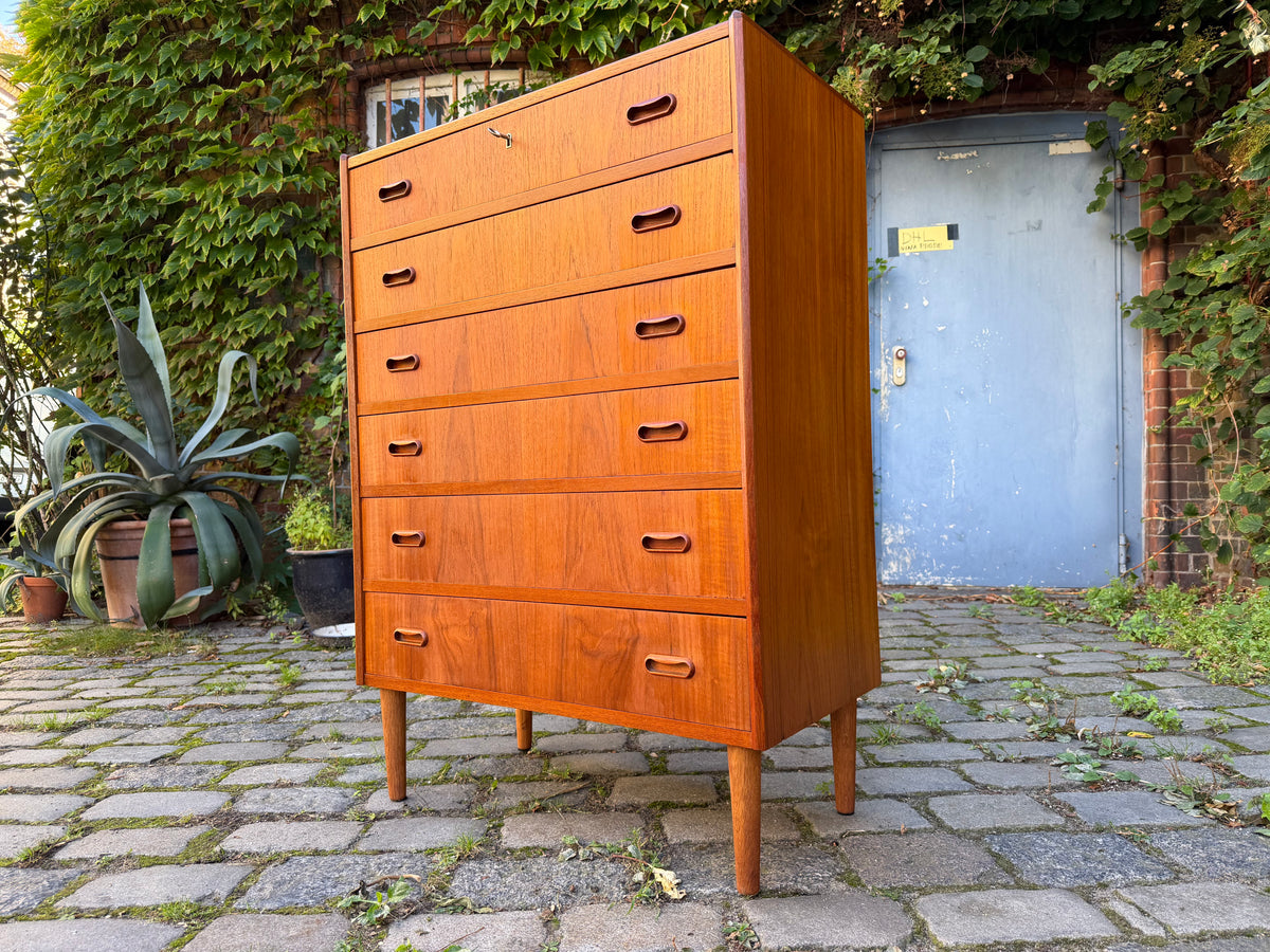 Kommode Teak mit Griffmulden & Schloss aus Dänemark