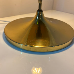 Tischlampe mit Glaskugel und Messingfuß