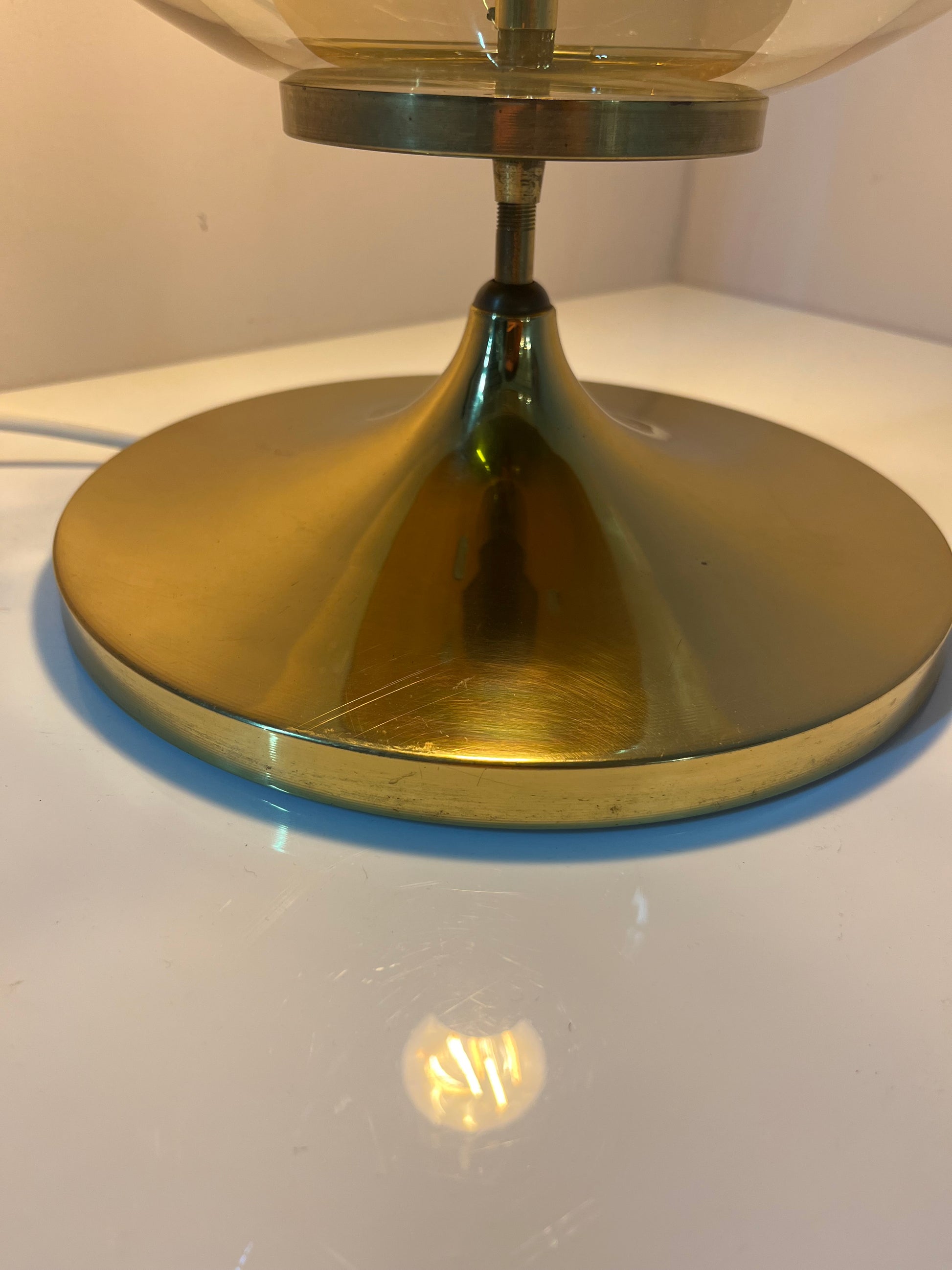 Tischlampe mit Glaskugel und Messingfuß