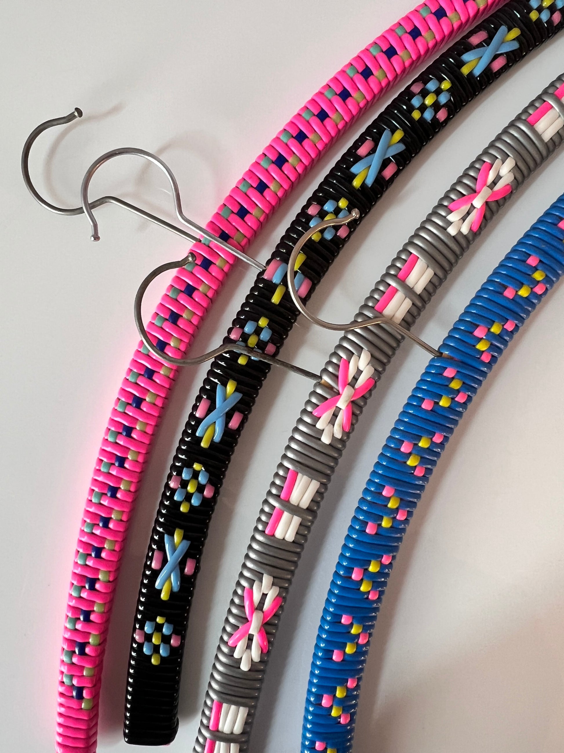 Set: 4x Kleiderbügel pink blau