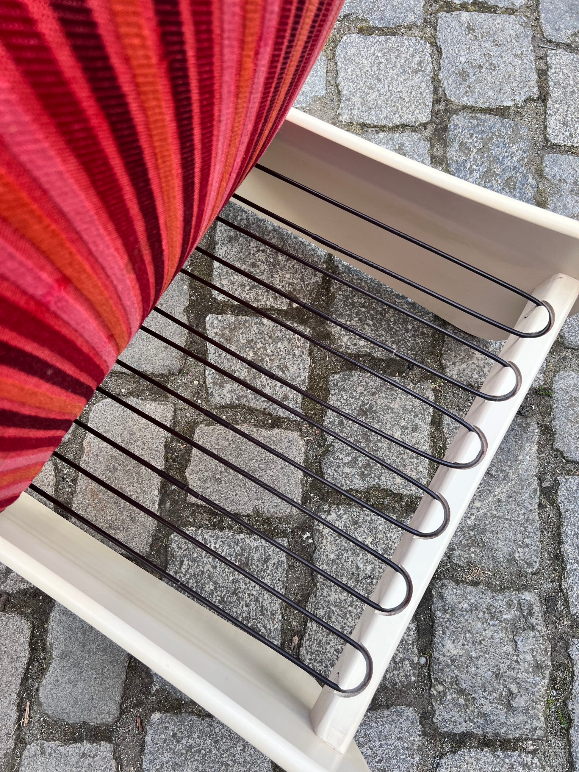 Sessel 70er pink gestreift