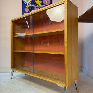 Vitrine Esche mit roter Rückwand & neuen Chromfüßen von Hellerau