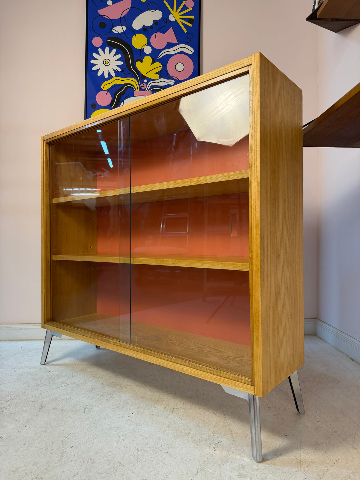Vitrine Esche mit roter Rückwand & neuen Chromfüßen von Hellerau
