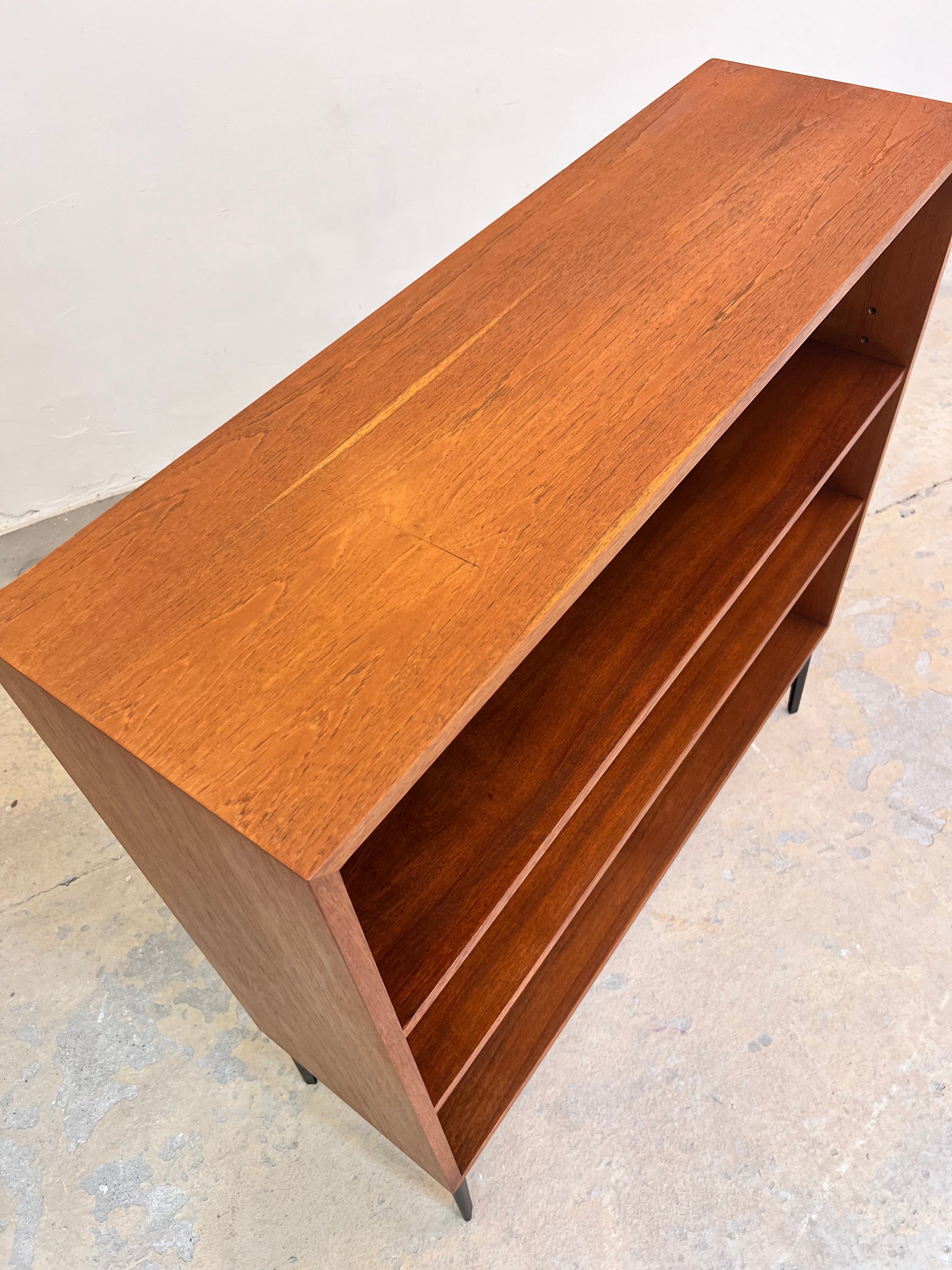Regal Teak mit neuen Metallfüßen von IDEE Möbel