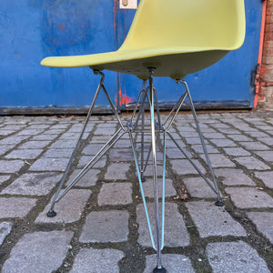 Plastic Side Chair DSR limettengrün Chrom von Ray & Charles Eames für Vitra