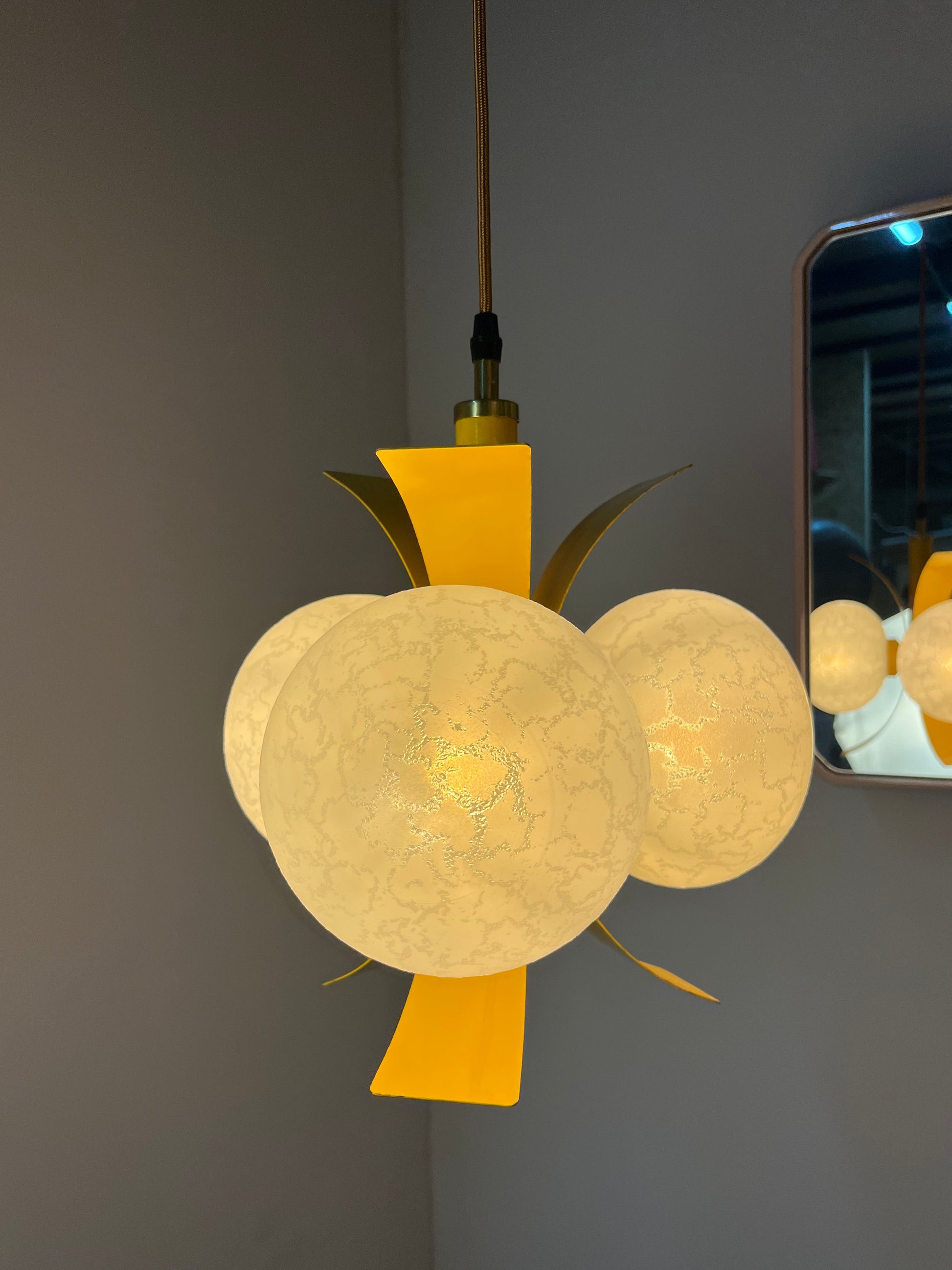 Hängelampe gelb weiß von Richard Essig