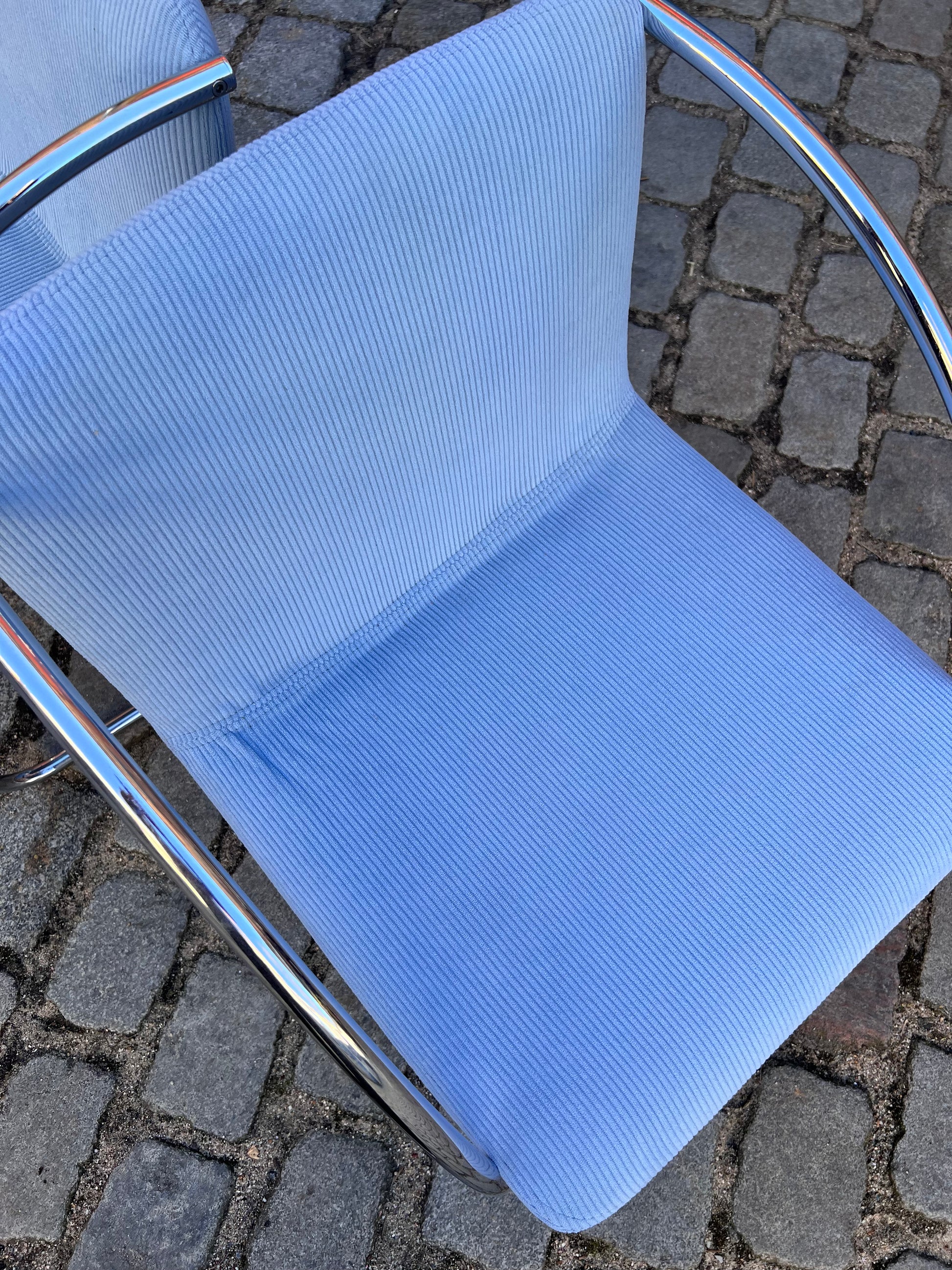 Freischwinger „Lens“ hellblau Cord & Chrom von Giovanni Offredi für Saporiti Italia