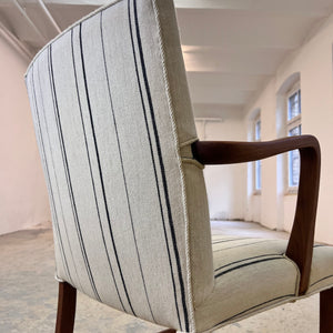 Armlehnstuhl mit paspeliertem Polster aus Dänemark