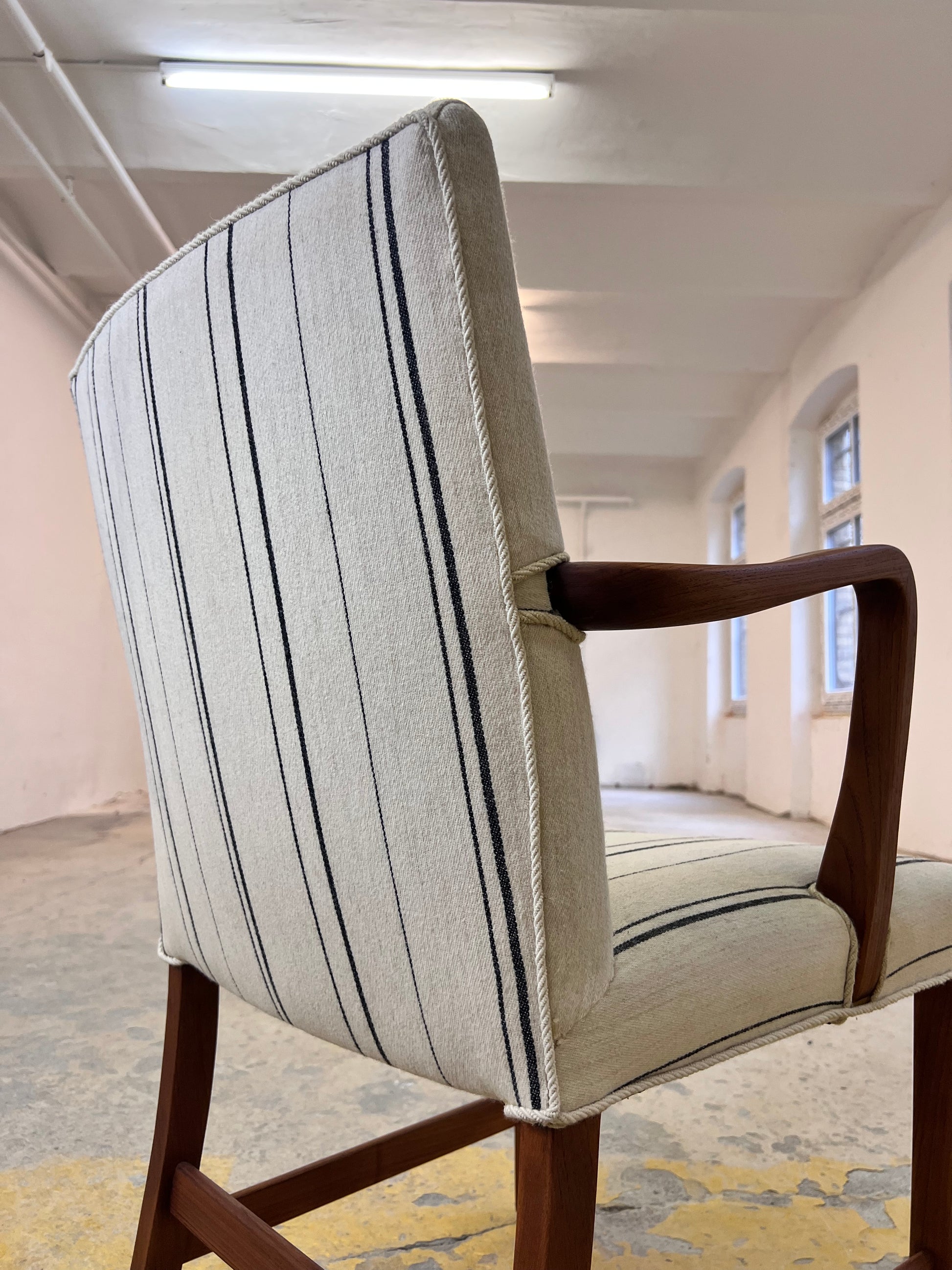 Armlehnstuhl mit paspeliertem Polster aus Dänemark