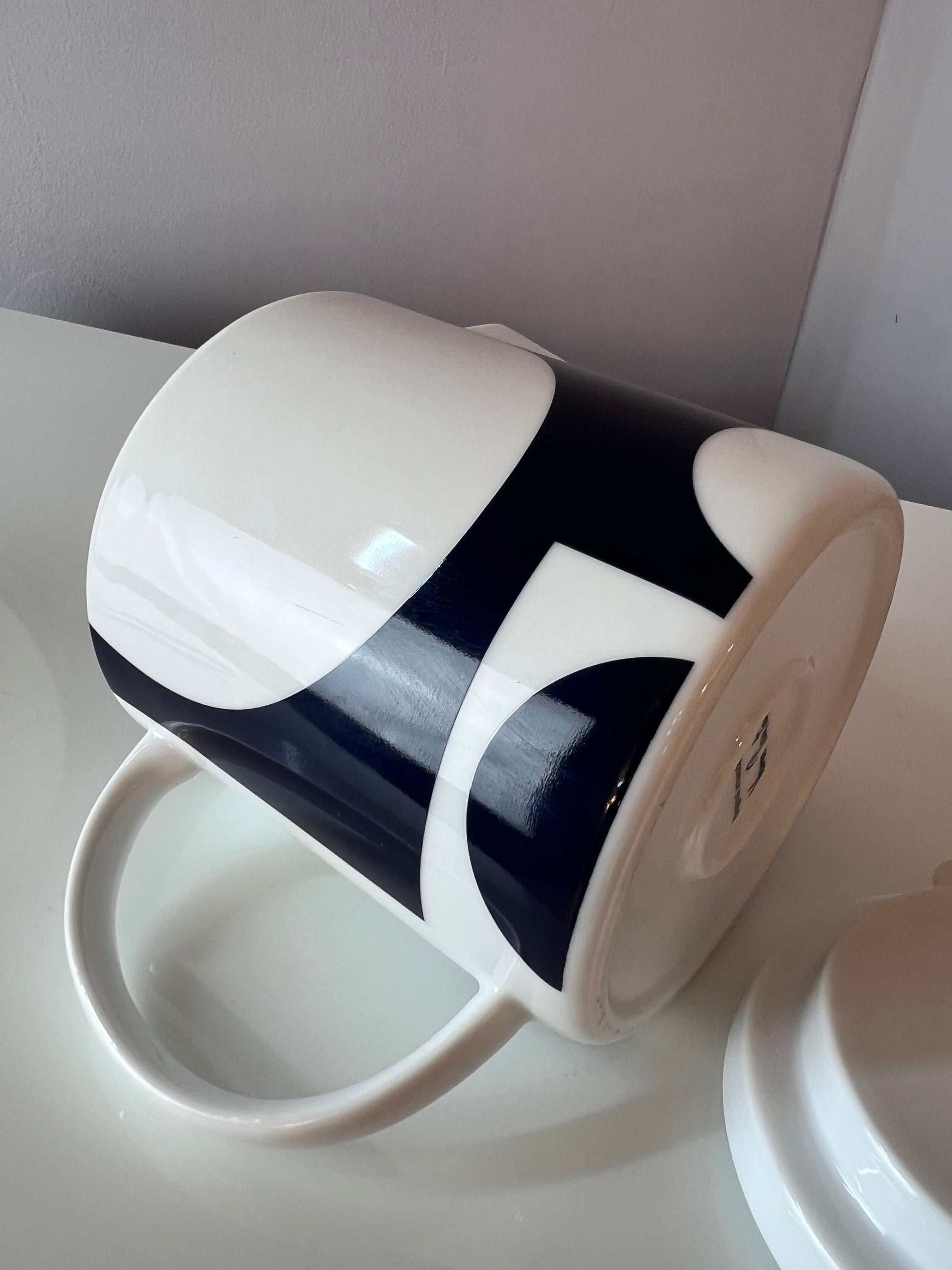 Teekanne dunkelblau weiß mit "Geometry 1" Print von Verner Panton für Menu