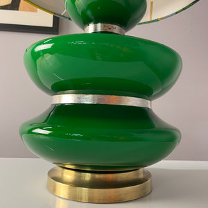 Tischlampe grün mit leuchtendem Glasfuß und floralem Schirm von Doria