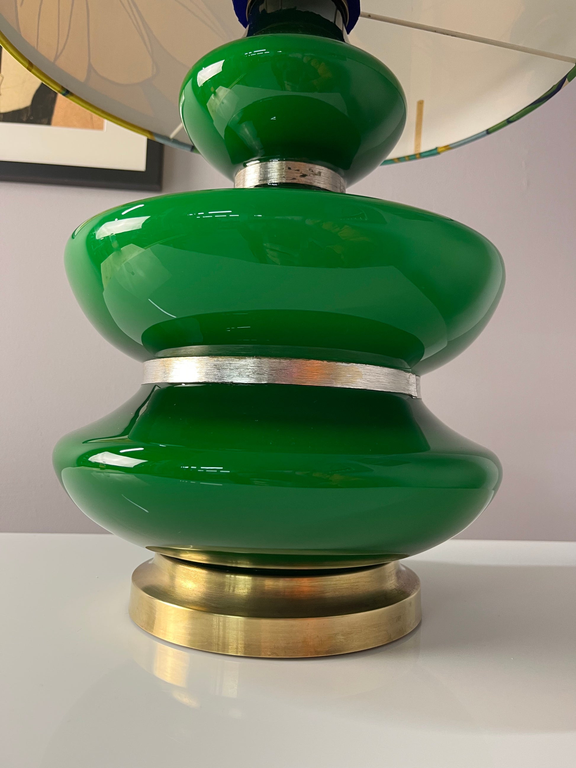 Tischlampe grün mit leuchtendem Glasfuß und floralem Schirm von Doria