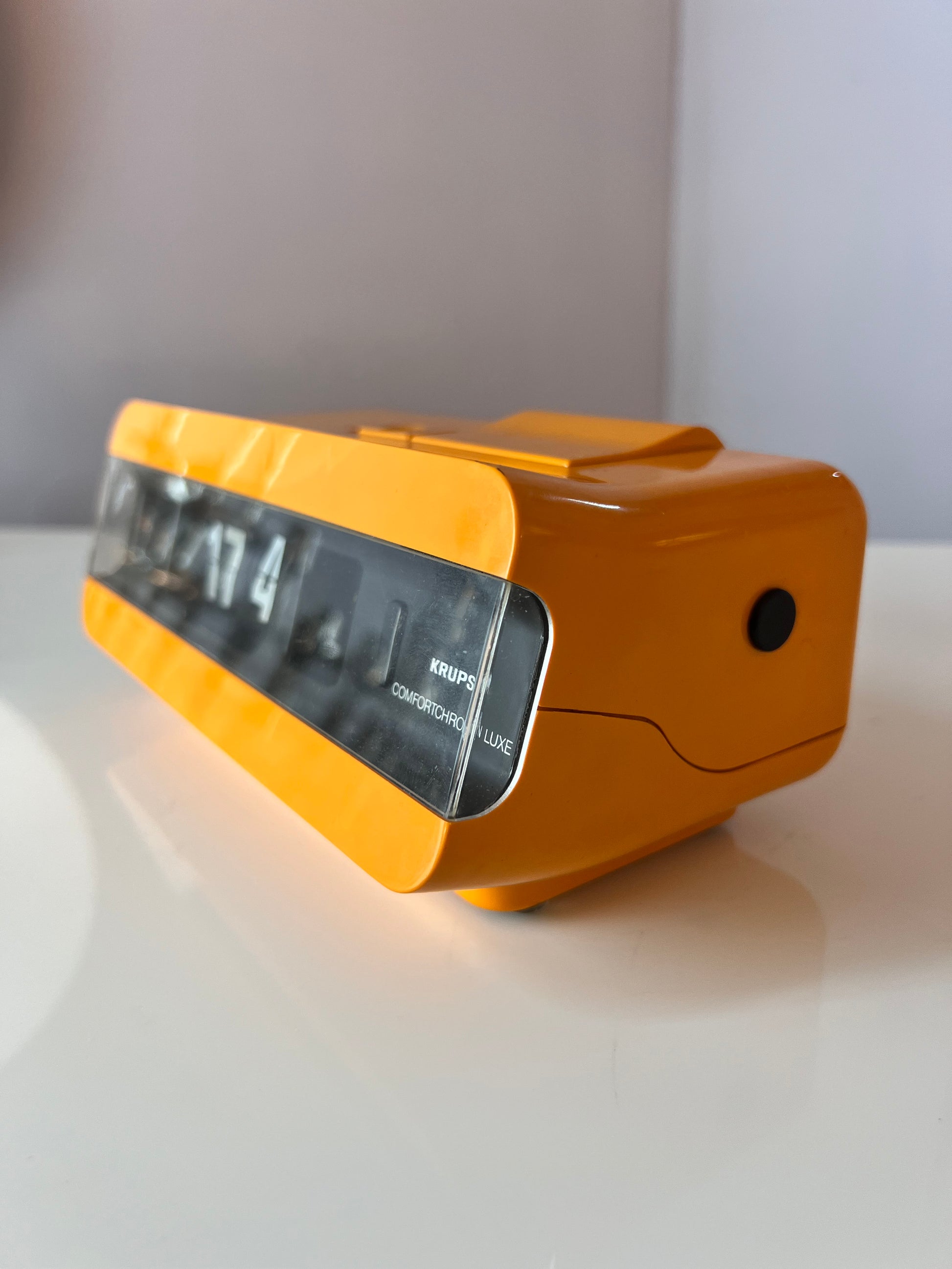 Wecker Comfortchron orange mit Klappzahlen von KRUPS