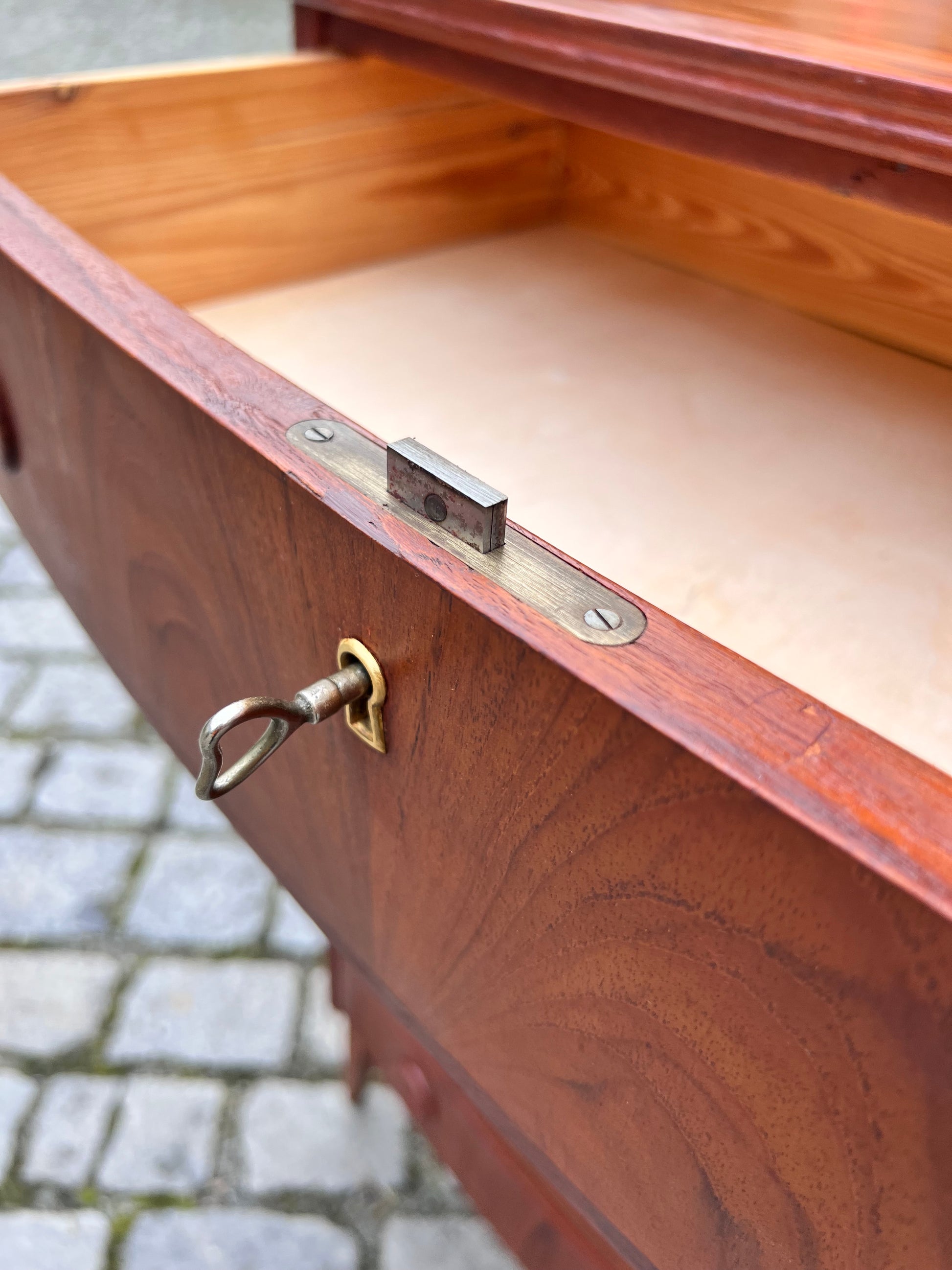 Kommode Teak mit gerundeter Front aus Dänemark