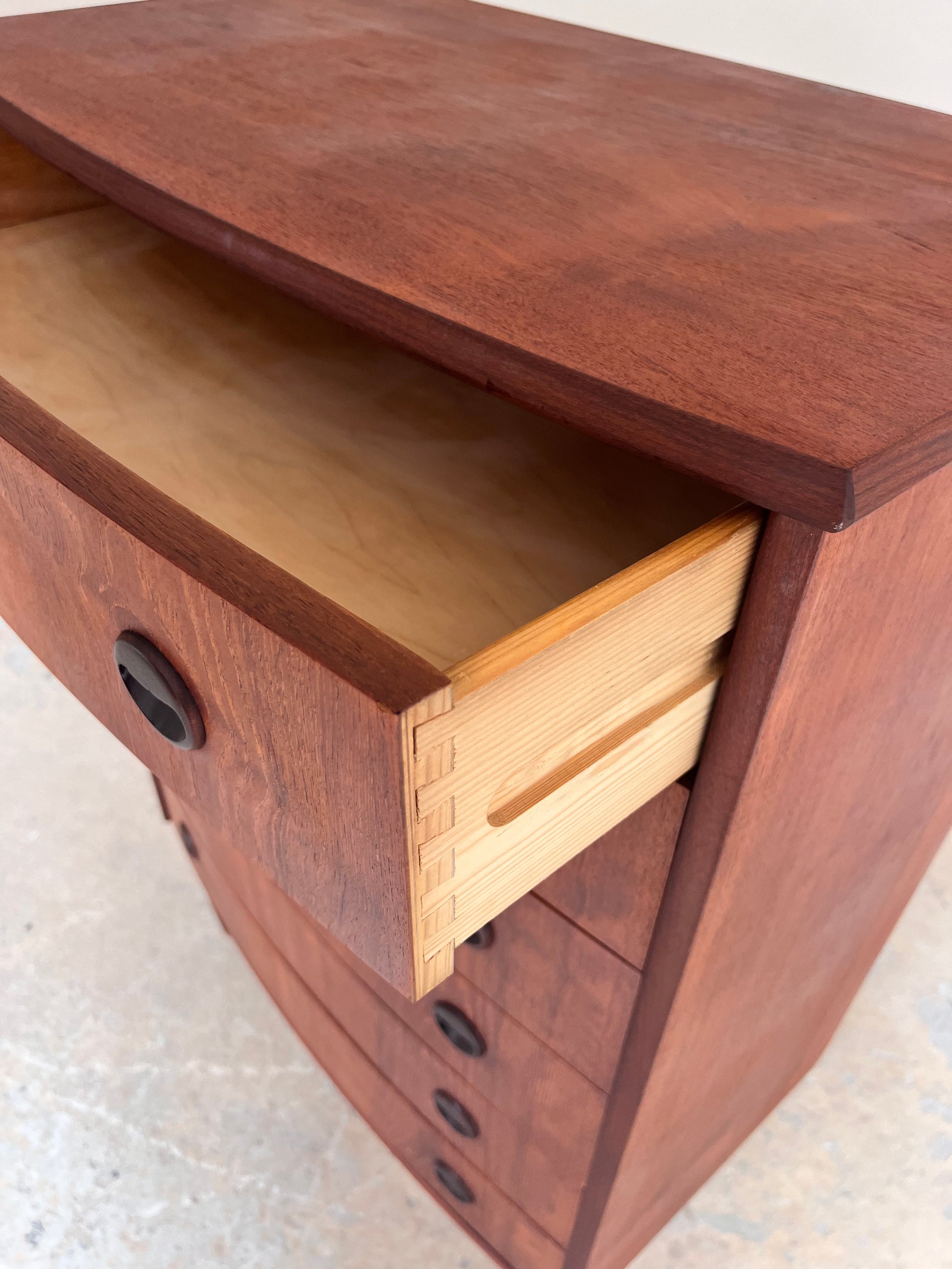 Halbrunde Kommode Teak mit runden Griffen & Schloss aus Dänemark