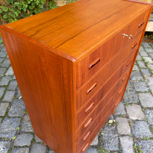 Kommode Teak mit Griffmulden & Schloss aus Dänemark