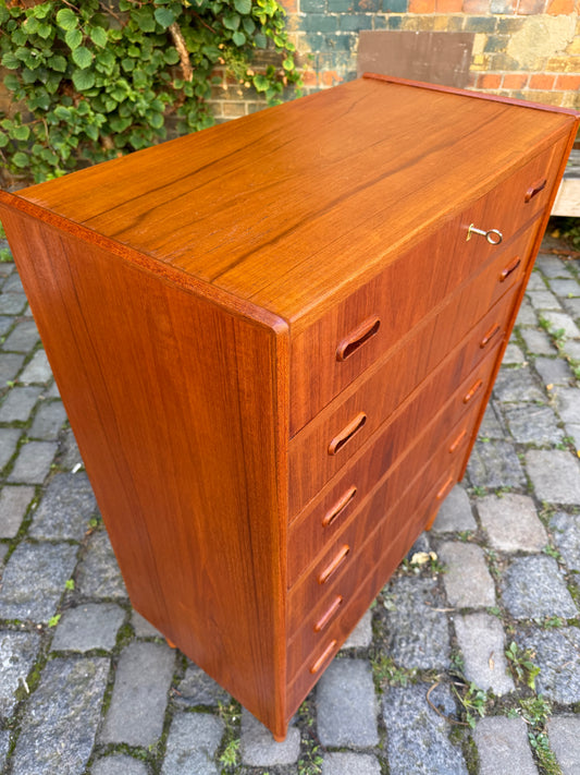 Kommode Teak mit Griffmulden & Schloss aus Dänemark