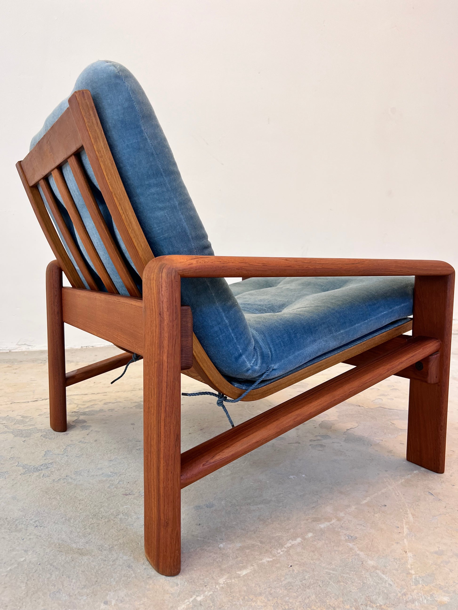 Sessel Loungechair blauer Samt und Teak