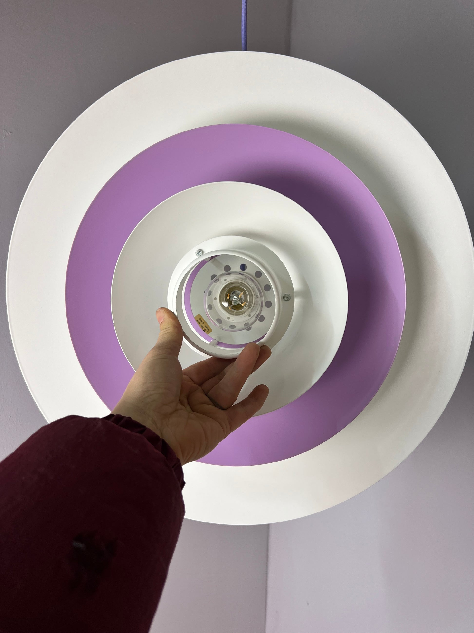 Lamellenlampe weiß lila von Formlight